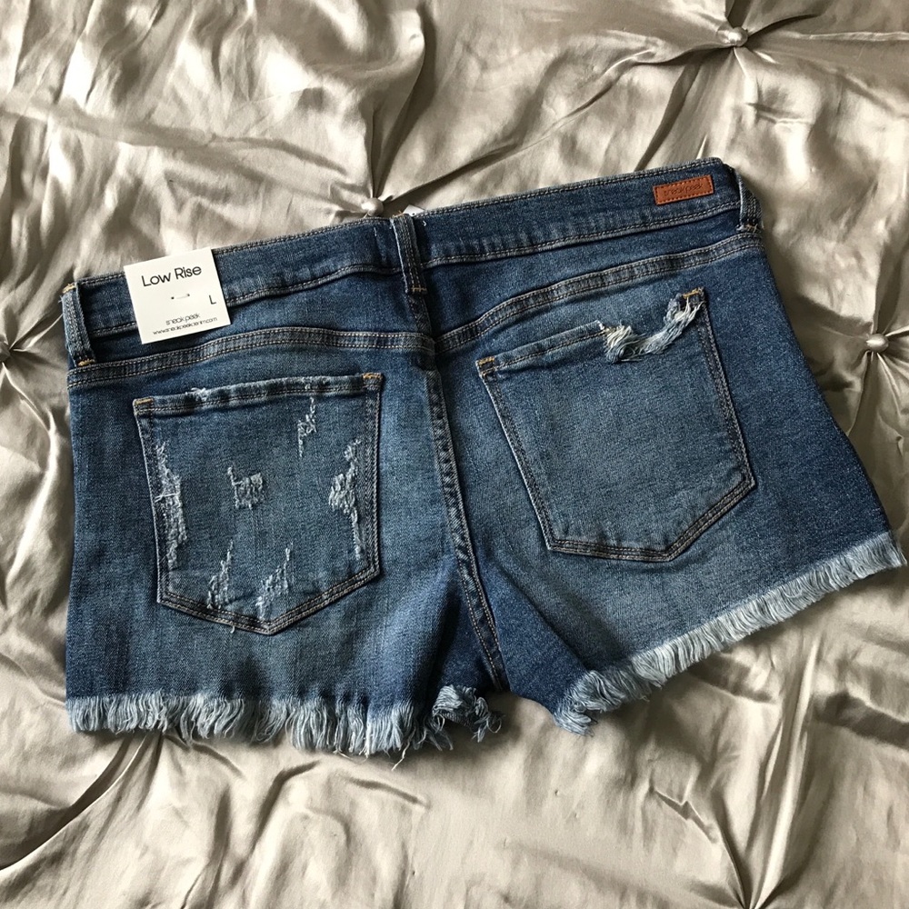 SNEAK PEEK Distressed Frayed Cut-Off Jean Shorts - Picture 6 of 8